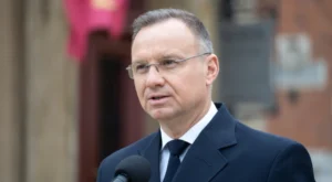 Prezydent Andrzej Duda podpisał poprawkę do ustawy o komornikach, zwiększając wiek pracy do 70 lat. Zmiany eliminują dyskryminację w zawodach prawniczych.