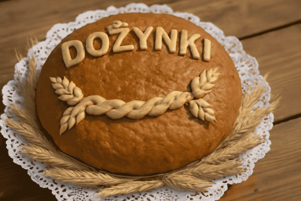Odkryj sierpniowe tradycje wiejskie, które przetrwały przez pokolenia w Polsce. Dożynki, obrzędy, festyny – gdzie i kiedy odbędą się w 2025 roku