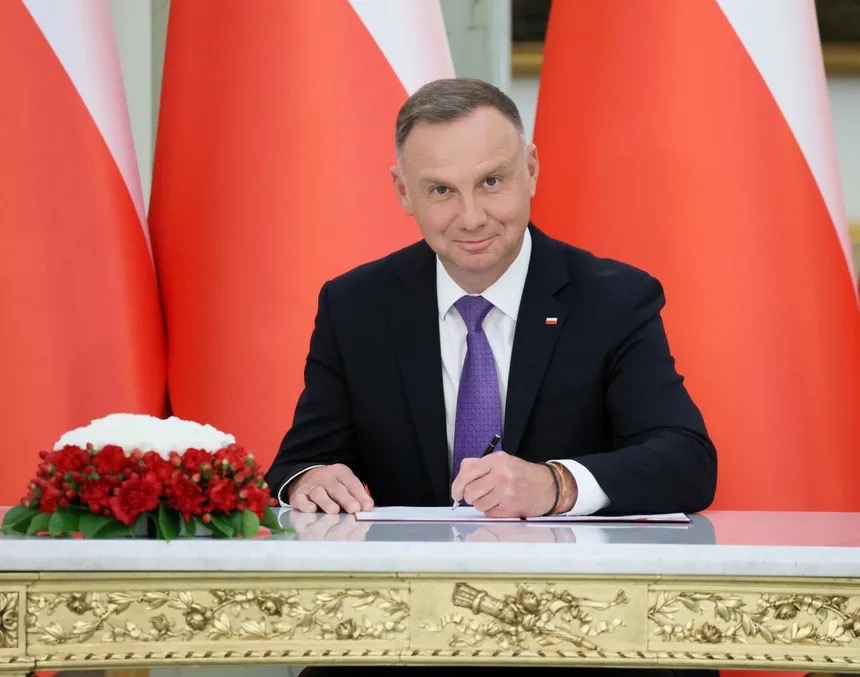Wiek emerytalny w Polsce dla komorników został podniesiony z 65 do 70 lat. Prezydent podpisał ustawę wyrównującą ich prawa z innymi zawodami prawniczymi.