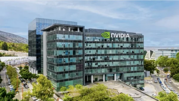 Nvidia inwestuje 500 mln $ w centrum AI w Izraelu, planując tysiące miejsc pracy. Intel tymczasem zamraża projekt chipów wart miliardy.