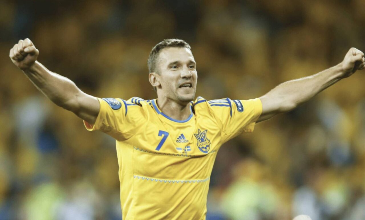Historia Andrija Szewczenki – legendy ukraińskiej piłki nożnej, jego droga od zawodnika do trenera, osiągnięcia i wpływ na sport w Ukrainie.