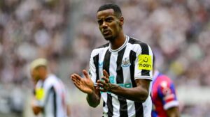 Alexander Isak chce opuścić Newcastle mimo obowiązującego kontraktu. Liverpool jest gotów na rekordowy transfer. Klub nie planuje sprzedaży.