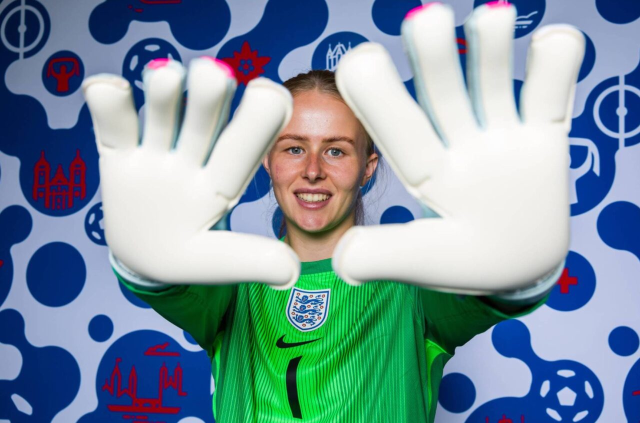Hannah Hampton to podstawowa bramkarka reprezentacji Anglii i Chelsea, która imponuje rekordami sezonu 2024/25, mimo wyzwań i osobistych doświadczeń.