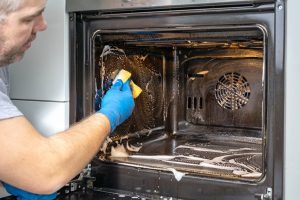 Praktyczny poradnik, jak skutecznie i bezpiecznie wyczyścić piekarnik: domowe sposoby, środki ze sklepu, czyszczenie szyby i dodatkowe triki.