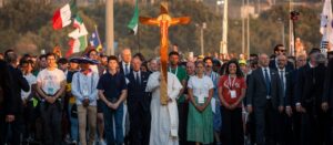 Papież Franciszek podczas czuwania ŚDM 2025 w Lizbonie wezwał młodzież do odwagi, decyzji i wiary. Przem&oacute;wienie poruszyło setki tysięcy uczestnik&oacute;w.