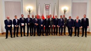 Odznaczenia państwowe dla przedstawicieli Ekstraklasy wręczył prezydent Andrzej Duda. Kto otrzymał medal? Sprawdź pełną listę wyr&oacute;żnionych.