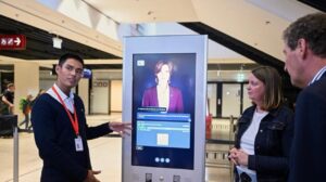Kiana &ndash; wirtualna asystentka Deutsche Bahn &ndash; od sierpnia 2025 pomaga pasażerom BER w wyborze i zakupie bilet&oacute;w w 9 językach, skracając kolejki i oszczędzając czas.