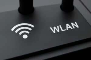 Poznaj r&oacute;żnicę między Wi-Fi i WLAN: dlaczego to nie to samo, co oznacza certyfikacja i jak wybrać sprzęt do stabilnego połączenia.