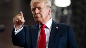Donald Trump chce, aby Ukraina i Rosja wymieniły się terytoriami dla pokoju. Plan ma om&oacute;wić z Putinem na spotkaniu w piątek na Alasce.