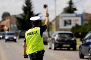 Sprawdź, co zrobić, jeśli w Gdańsku policja zatrzyma prawo jazdy za alkohol. Procedury, kary w 2025 r., adresy pomocy prawnej i praktyczne porady.