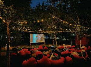 Kino plenerowe w Warszawie 2025 &ndash; najlepsze lokalizacje, repertuar, ceny, dojazd i porady. Sprawdź, gdzie obejrzeć filmy pod gołym niebem w stolicy.
