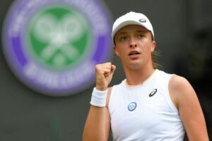 Iga Świątek awansowała do ćwierćfinału WTA 1000 w Cincinnati po zwycięstwie nad Soraną C&icirc;rsteą. Marta Kostiuk wycofała się z turnieju z powodu kontuzji.