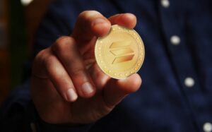 Dowiedz się, jak działa staking kryptowalut, jakie są najlepsze projekty w 2025 roku, ile można zarobić i jak uniknąć ryzyka inwestując w blockchain.