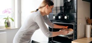 Jak szybko wyczyścić piekarnik w domu: skuteczne sposoby z sodą, octem, ekologicznymi środkami i technologiami samoczyszczenia. Porady krok po kroku.