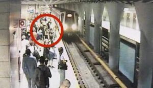 Dramatyczne zdarzenie w warszawskim metrze. 42-latek pr&oacute;bował zepchnąć kobietę pod pociąg na stacji Młociny. Policja apeluje o ostrożność.