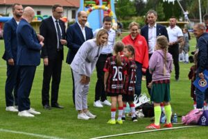 Marta Nawrocka, pierwsza dama Polski od 2025 roku, wspiera edukację, kulturę i sport kobiet. Jej debiutem było otwarcie festiwalu w Tarnobrzegu.