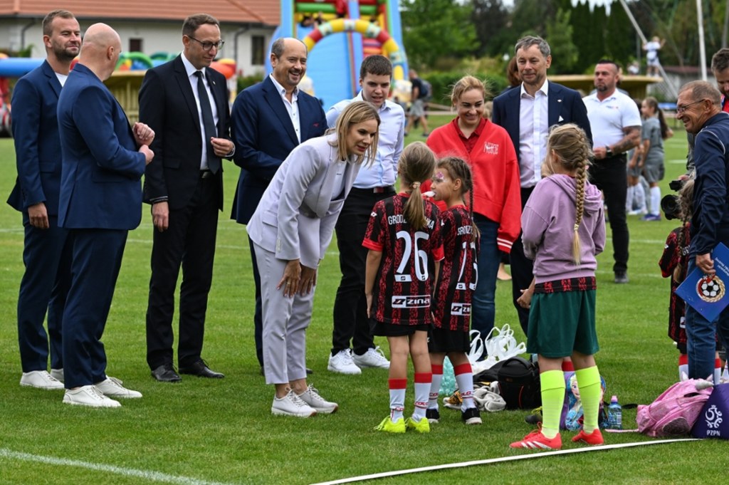 Marta Nawrocka, pierwsza dama Polski od 2025 roku, wspiera edukację, kulturę i sport kobiet. Jej debiutem było otwarcie festiwalu w Tarnobrzegu.