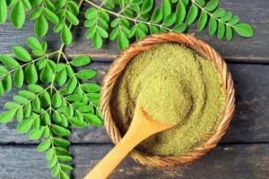 Moringa &ndash; superfood pełne witamin i minerał&oacute;w. Poznaj działanie, dawkowanie, przeciwwskazania i sposoby stosowania moringi w codziennej diecie.