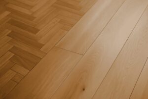 Porównanie parkietu i deski warstwowej. Dowiedz się, która opcja będzie lepsza do Twojego wnętrza i jakie są ich ceny w Polsce.