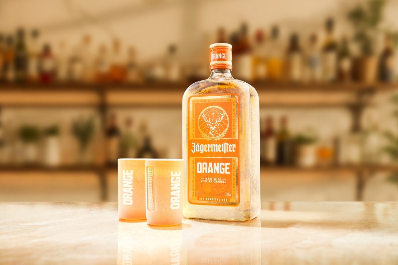 Nowy Jägermeister Orange już w Polsce. Sprawdź smak, cenę, gdzie kupić i poznaj historię kultowego likieru od aptecznego specyfiku po ikonę popkultury.