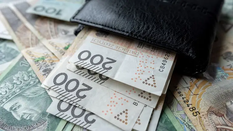 Rząd Polski zatwierdził podwyżkę minimalnej pensji do 4806 zł od 1 stycznia 2026 roku, co wywołało kontrowersje wśród związków zawodowych i pracodawców