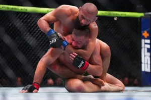 Khamzat Chimaev zdobył pas UFC wagi średniej i ustanowił rekord 529 cios&oacute;w na gali UFC 319 w Chicago.