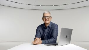 Tim Cook wyprzedził Steve’a Jobsa pod względem długości kadencji jako CEO Apple. Czy jest też bardziej skuteczny? Sprawdź porównanie epok.