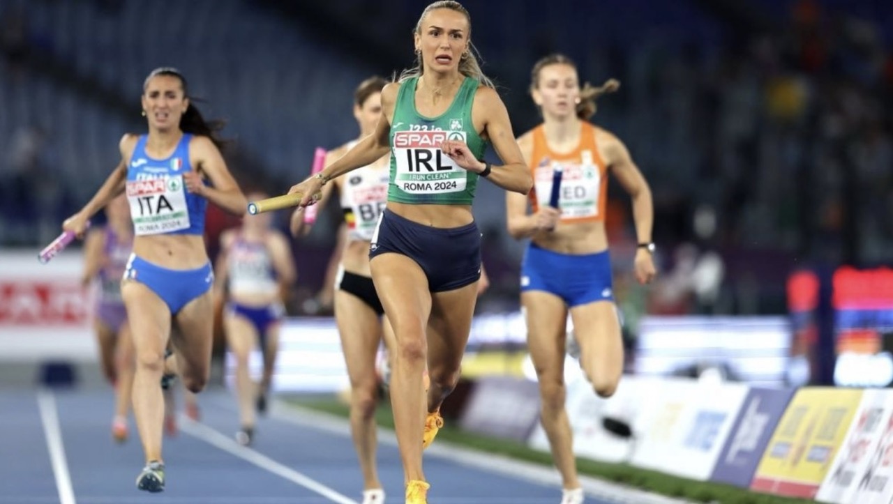 Od września 2025 kobiety w sporcie muszą przejść test SRY, by startować. Renews.pl wyjaśnia nowe zasady, kontrowersje i reakcje świata sportu.