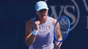Iga Świątek awansowała do 1/8 finału WTA1000 w Cincinnati po wycofaniu się Marty Kostyuk. Mecz o ćwierćfinał odbędzie się w środę, 13 sierpnia.