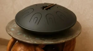 Dowiedz się, czym jest handpan, jak działa na zdrowie i gdzie w Polsce możesz go posłuchać lub zagrać.