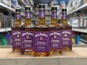 Jack Daniel’s Tennessee Blackberry: skład, profil smakowy, cena, odbiorcy, trend rynkowy i historia marki w segmencie whiskey smakowych.