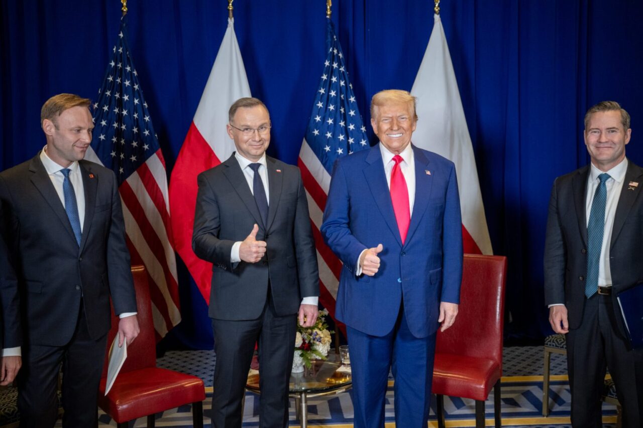 Polska nieobecna na szczycie Trumpa i Zełenskiego w Waszyngtonie. Powodem konflikt prezydent–rząd. Polityczna burza i pytania o marginalizację.