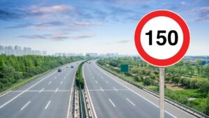 Czechy jako pierwszy kraj UE testują limit 150 km/h na autostradzie D3. Nowoczesne tablice, dynamiczna regulacja prędkości i wpływ na politykę transportową Europy.