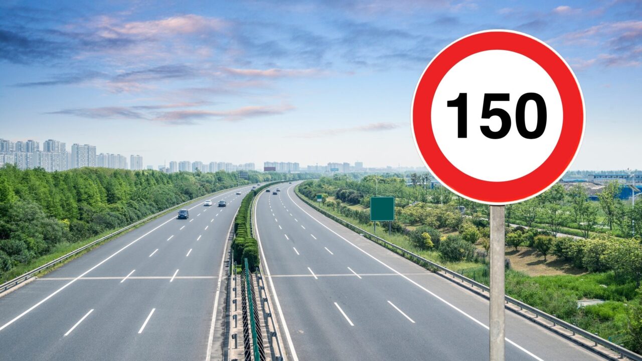 Czechy jako pierwszy kraj UE testują limit 150 km/h na autostradzie D3. Nowoczesne tablice, dynamiczna regulacja prędkości i wpływ na politykę transportową Europy.