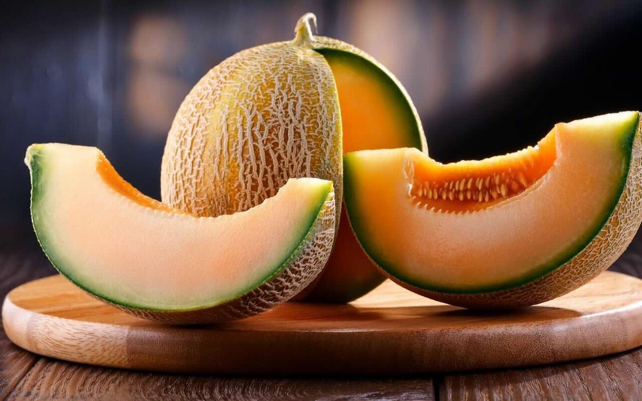 Melon nawadnia, dostarcza witamin i poprawia cerę, ale nie każdy może go jeść. Sprawdź, kto powinien uważać.