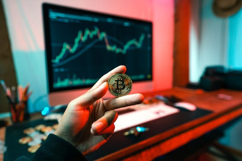 Poznaj najważniejsze instrumenty pochodne kryptowalut w 2025: futures, opcje, ETF-y i produkty DeFi – z przykładami strategii, ryzykami i trendami.