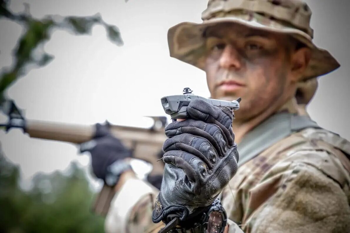 Amerykańska armia ujawniła nową wersję drona Soldier Borne Sensor z kamerą termowizyjną, dłuższym lotem i funkcjami autonomicznymi.
