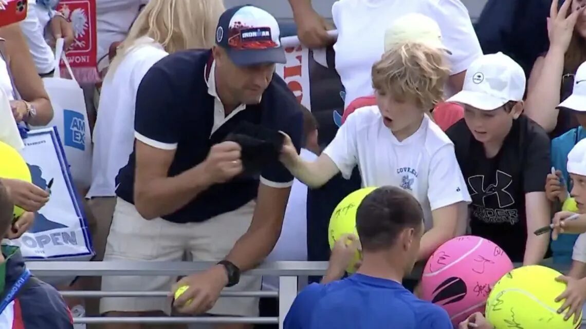 Skandal na US Open: Piotr Szczerzek, właściciel firmy Drogbruk, odebrał dziecku czapkę od Kamila Majchrzaka. Nagranie ma już 2 mln wyświetleń.