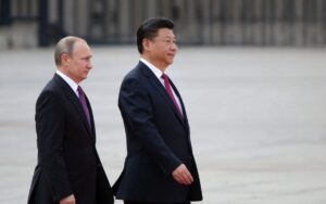 Xi Jinping i Władimir Putin spotkali się w Tianjin na szczycie SCO. Udział wzięli także Modi i Erdoğan. Rozmowy podkreśliły globalne napięcia i nowe sojusze.