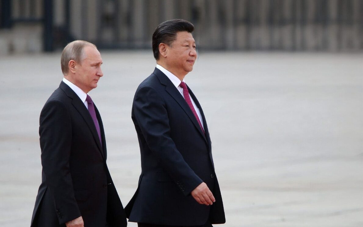 Xi Jinping i Władimir Putin spotkali się w Tianjin na szczycie SCO. Udział wzięli także Modi i Erdoğan. Rozmowy podkreśliły globalne napięcia i nowe sojusze.