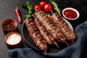 Szaszłyk, kebab i grill &ndash; poznaj r&oacute;żnice w technice, smaku i przyprawach. Poradnik wyboru metody przygotowania mięsa na otwartym ogniu.