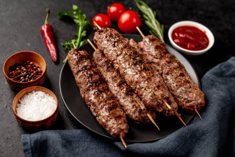 Szaszłyk, kebab i grill – poznaj różnice w technice, smaku i przyprawach. Poradnik wyboru metody przygotowania mięsa na otwartym ogniu.