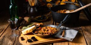 Poznaj tradycje kuchni polskiej, szczeg&oacute;ły przygotowania potraw i wsp&oacute;łczesne trendy. Dowiedz się, jak kuchnia Polski zachowuje dziedzictwo kulturowe i rozwija się w dzisiejszym świecie.