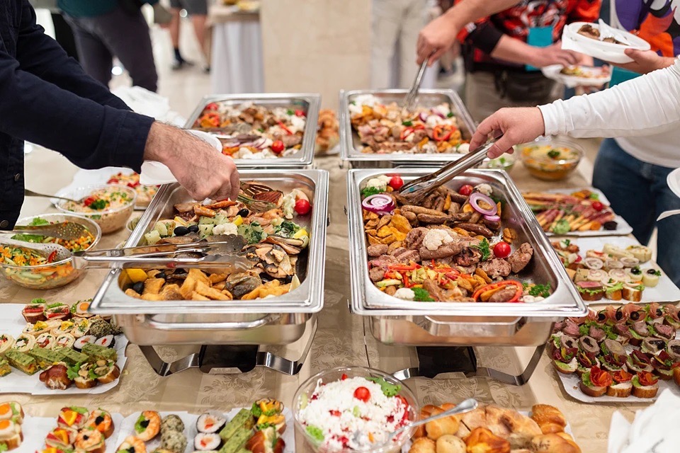 Turcja planuje reformę systemu „all inclusive” w hotelach i restauracjach, aby ograniczyć marnowanie żywności i wprowadzić bardziej zrównoważoną turystykę.