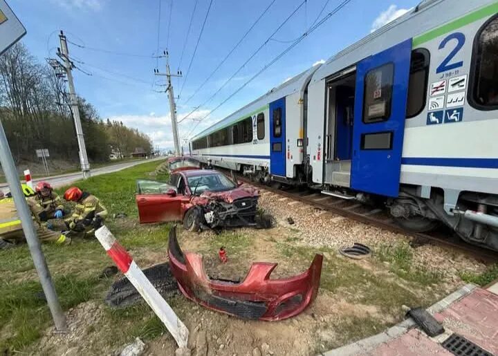 Groźny wypadek w Małopolsce. W Nowej Białej pociąg relacji Zakopane – Nowy Targ uderzył w samochód dostawczy. Kierowca ranny, trwa śledztwo. Szczegóły i zdjęcia z miejsca zdarzenia.