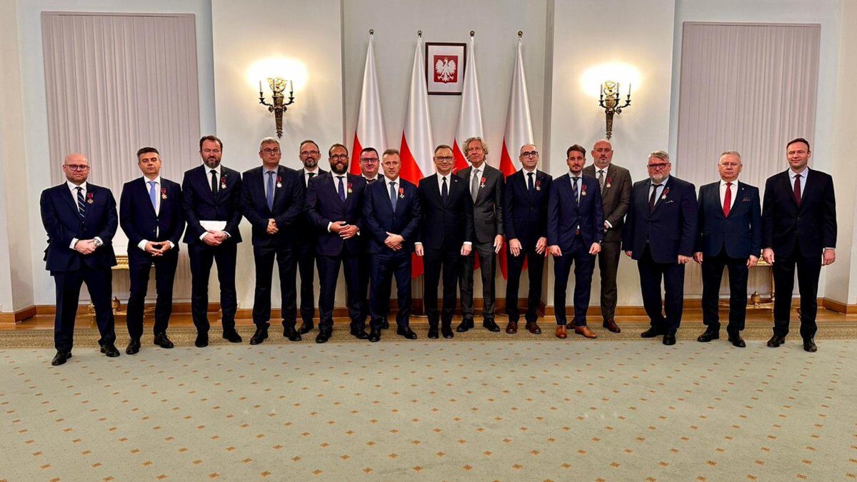 Odznaczenia państwowe dla przedstawicieli Ekstraklasy wręczył prezydent Andrzej Duda. Kto otrzymał medal? Sprawdź pełną listę wyróżnionych.