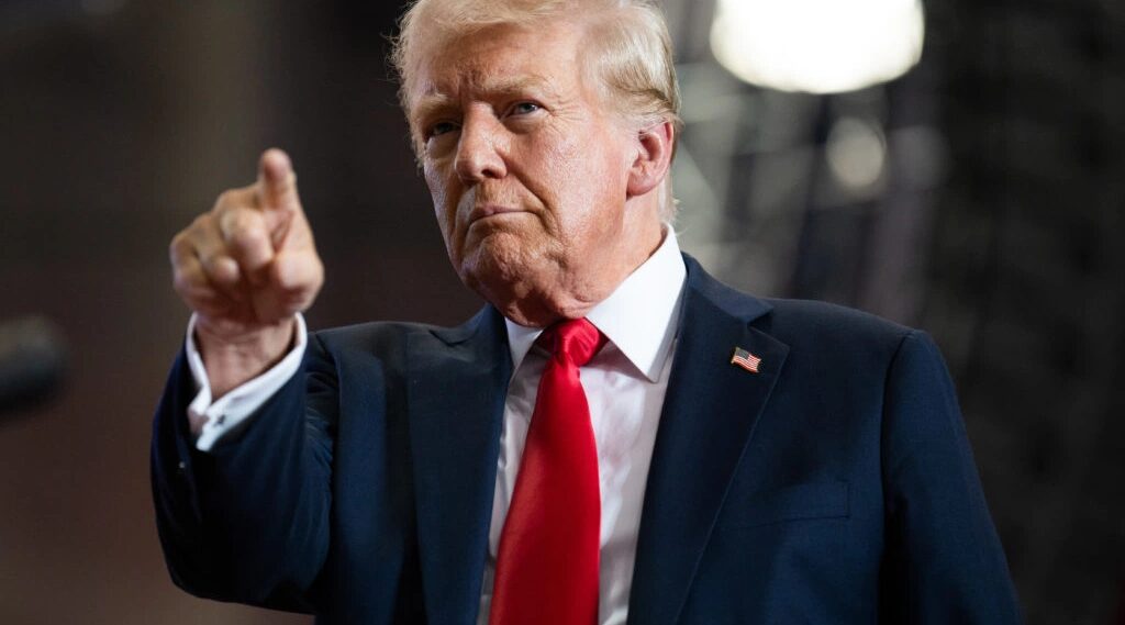 Donald Trump chce, aby Ukraina i Rosja wymieniły się terytoriami dla pokoju. Plan ma omówić z Putinem na spotkaniu w piątek na Alasce.