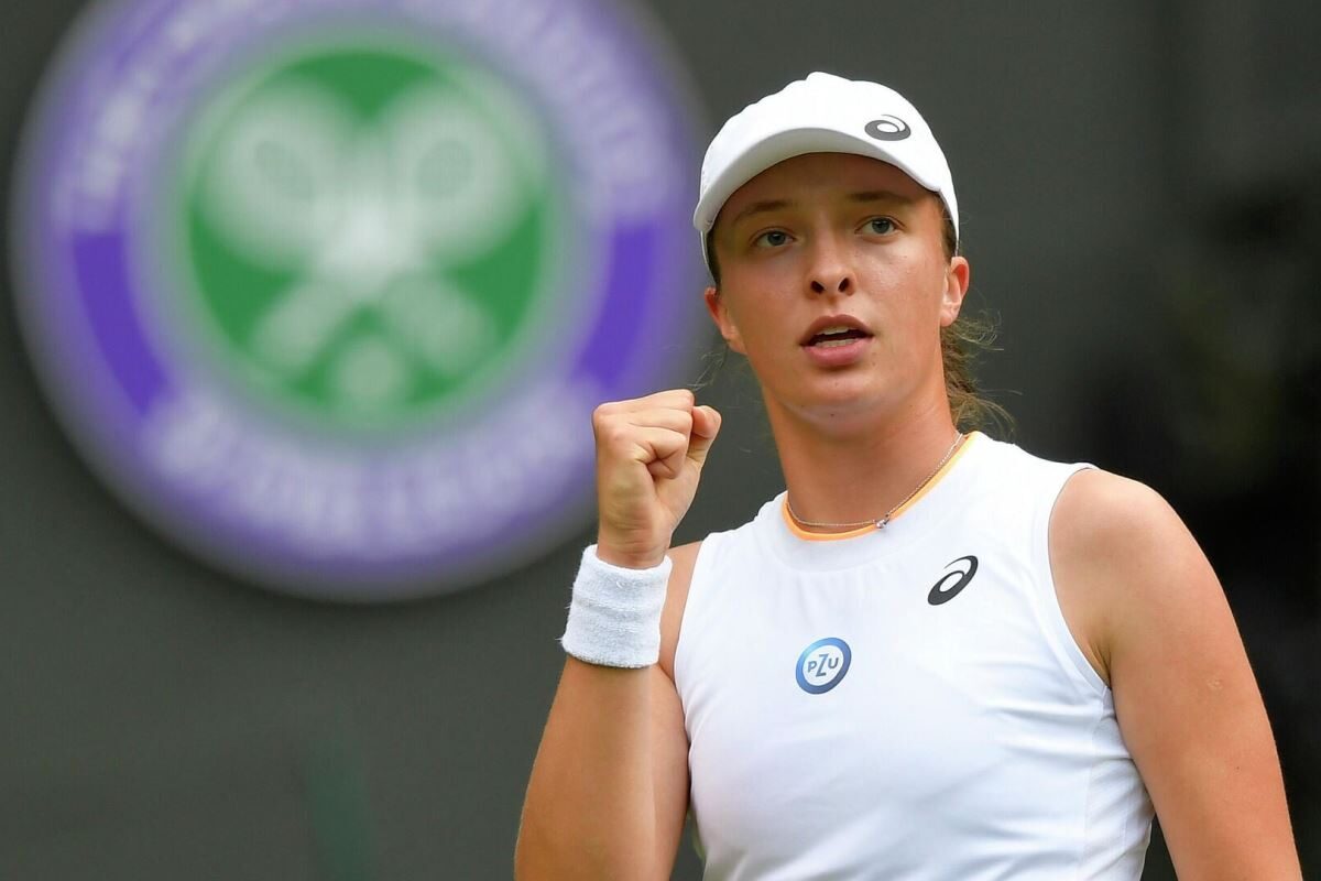Iga Świątek awansowała do ćwierćfinału WTA 1000 w Cincinnati po zwycięstwie nad Soraną Cîrsteą. Marta Kostiuk wycofała się z turnieju z powodu kontuzji.