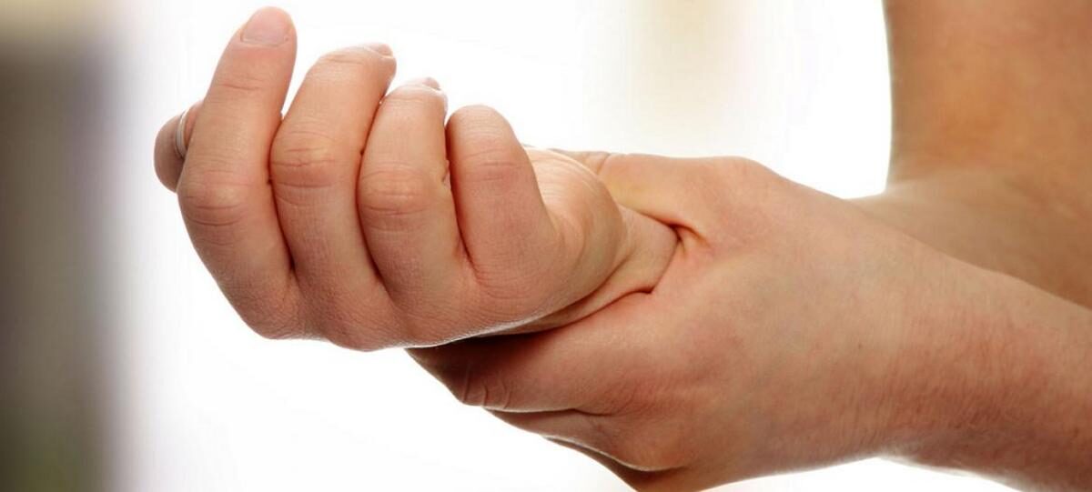 Dowiedz się, dlaczego w nocy drętwieją ręce i jakie choroby neurologiczne lub krążeniowe mogą być tego przyczyną. Objawy, diagnostyka, leczenie, profilaktyka.