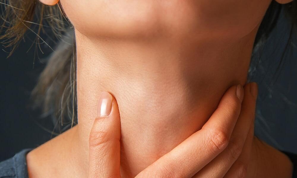 Jak rozpoznać problemy z tarczycą? Objawy, diagnostyka i profilaktyka. Sprawdź, kiedy iść do lekarza i jak dbać o zdrowie hormonalne.